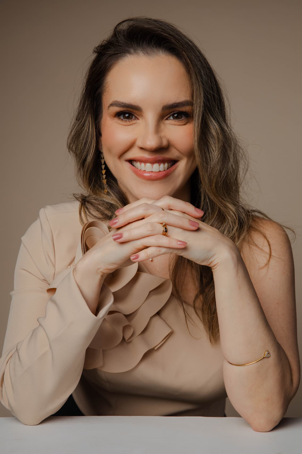 Dra. Marlianne Leite em atendimento no consultório