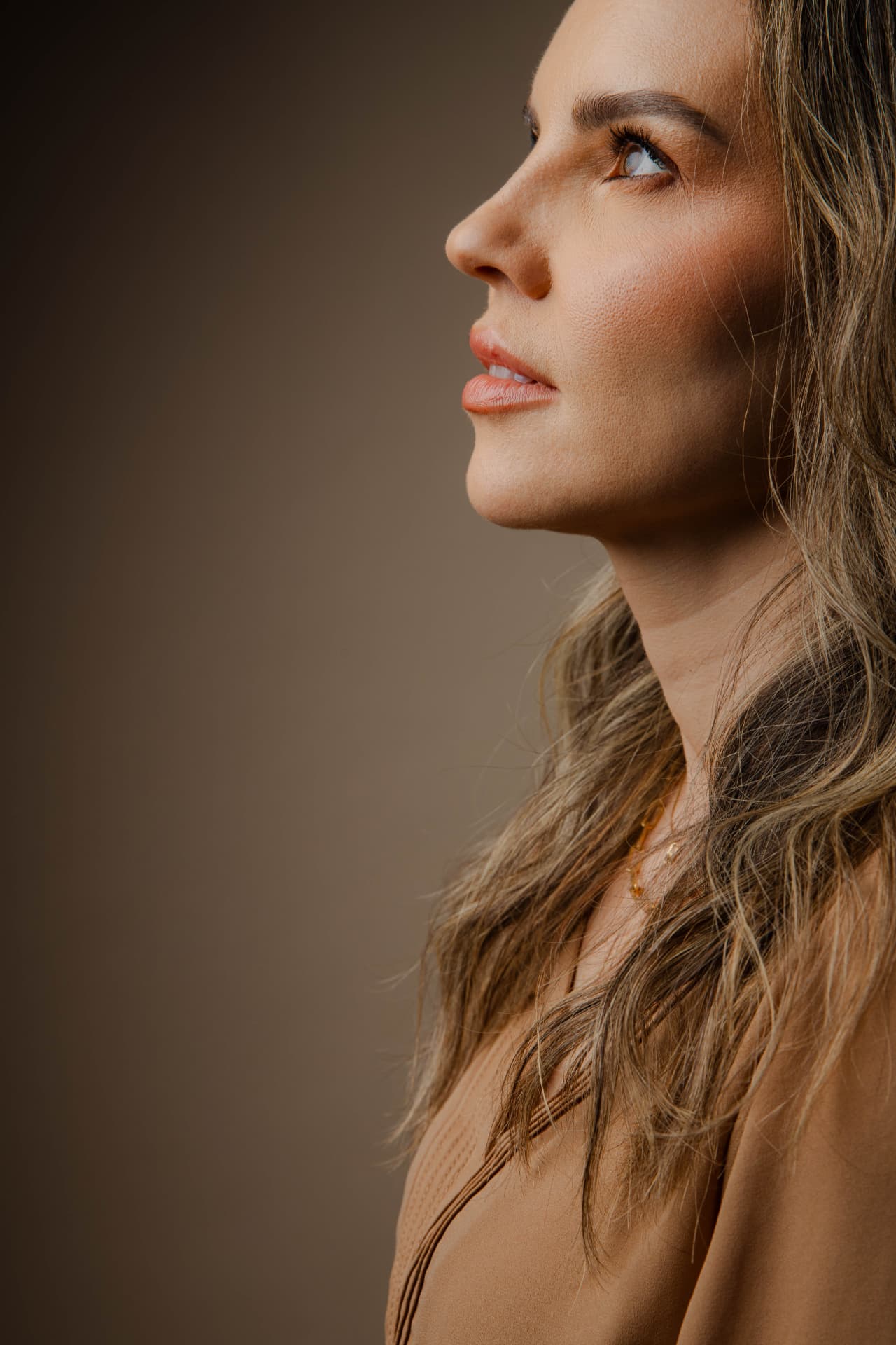 Dra. Marlianne Leite de perfil em retrato de estúdio